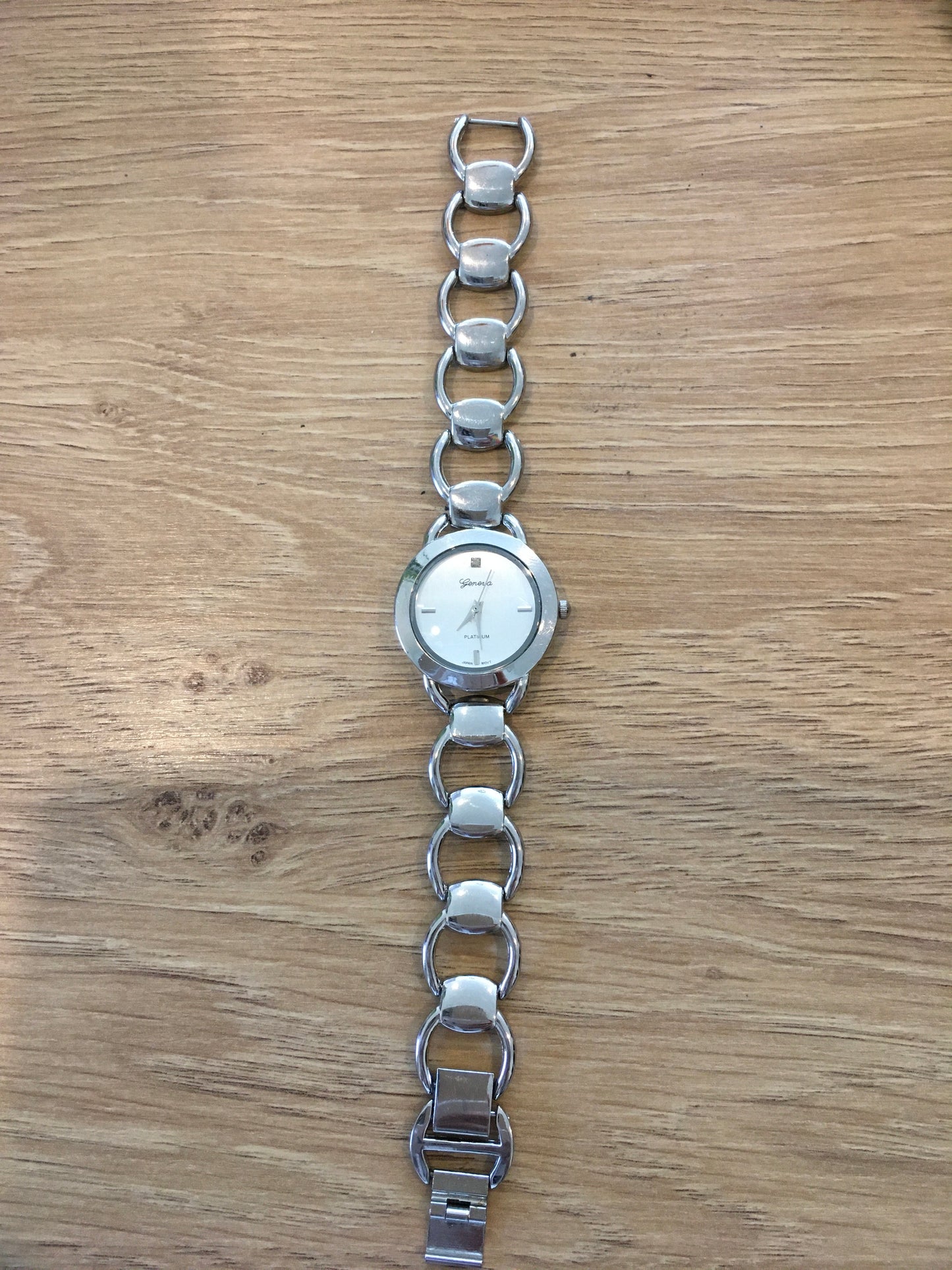 Geneva silver small circle chain fashion watch (not operating)