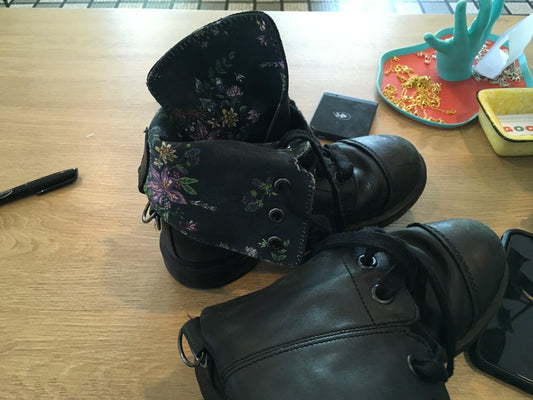 Sz 8 Floral Doc Martens